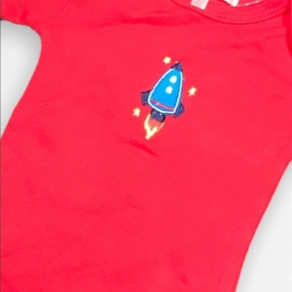 🌟NWT Short Sleeve Red Cotton Rocket  Ship Onesie - Picture 2 of 3